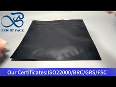 Czarne, matowe woreczki zabezpieczające przed dziećmi