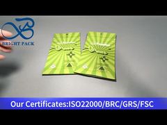 zielona mała torebka z zabezpieczeniem przed dziećmi, zamykana na zamek