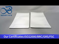 biała stojąca torebka zapinana na zamek