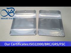 białe, małe, zabezpieczone przed dziećmi torby na zamek błyskawiczny z przezroczystym okienkiem