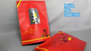 czerwona samostojąca torebka zapinana na zamek na czarną herbatę