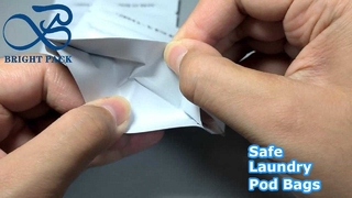 białe, małe, zabezpieczone przed dziećmi torebki na detergent w kapsułkach do prania