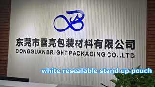 biała, zamykana torebka stojąca