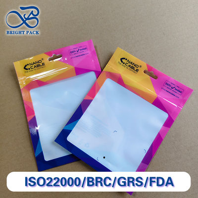 Kosztowo efektywne trzystronne torby uszczelniające z wysoką widocznością okienka do pakowania małych akcesoriów elektronicznych.